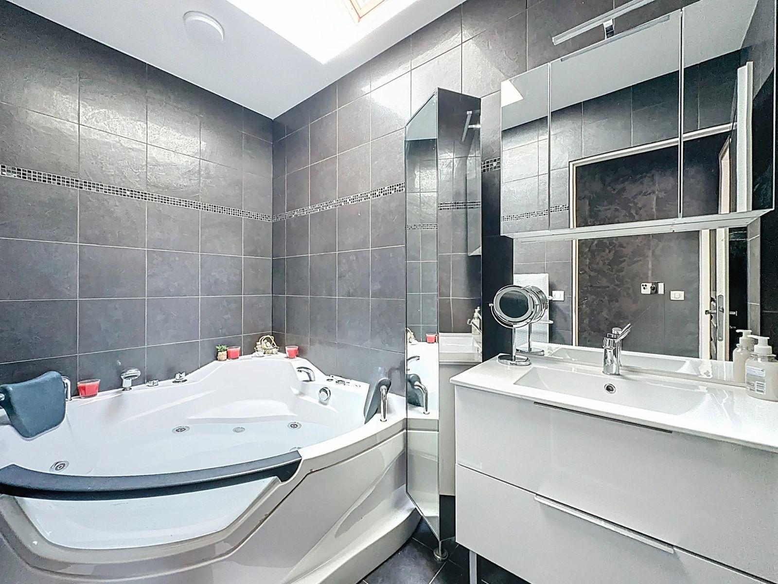 Salle de bain avec jacuzzi